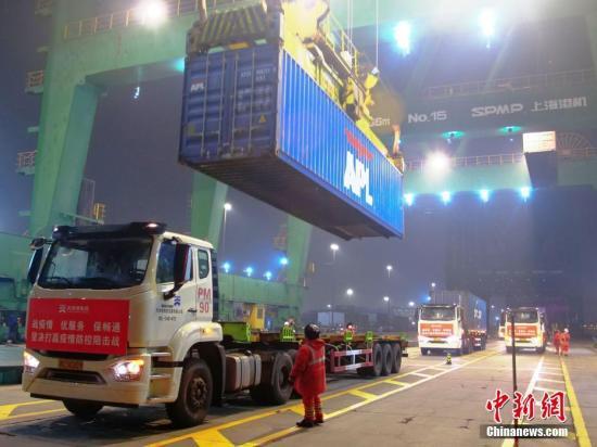 图为天津港工作人员在工作。<a target='_blank' href='http://www.chinanews.com/'>中新社</a>发 王焱 摄