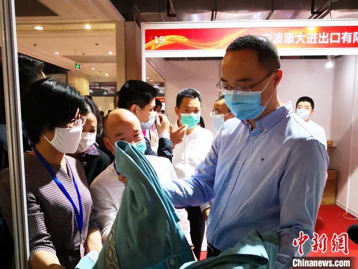 北仑区委副书记、区长孙旭东购买展销会商品。北仑宣传部供图