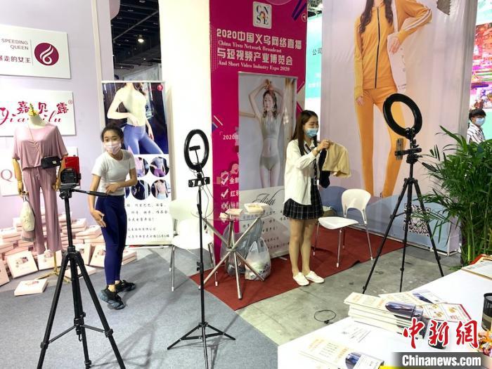 现场直播“带货” 奚金燕 摄