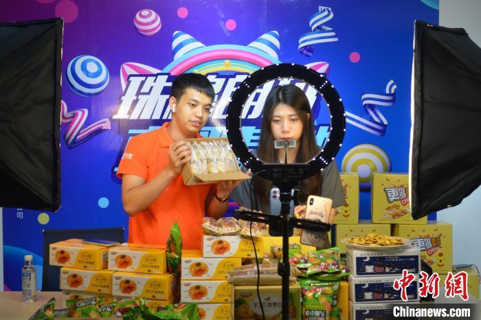 参展企业第一次将直播间“搬”进“食交会”。 孙虹 摄