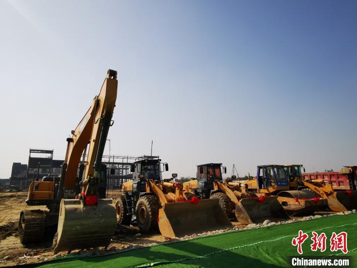 成都市7月现代服务业重大项目集中签约及开工仪式现场。&emsp;单鹏 摄